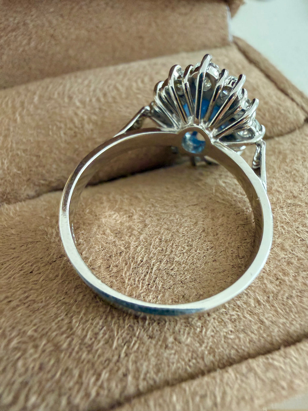 "Blandine" Bague Pompadour en or blanc, saphir et diamants