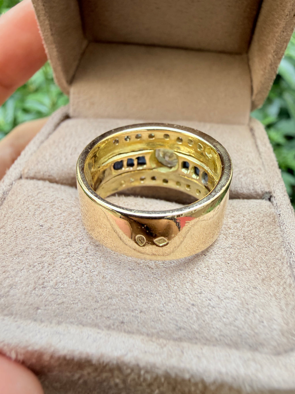 "Isaure"  Bague Bandeau en or jaune, saphirs et diamants