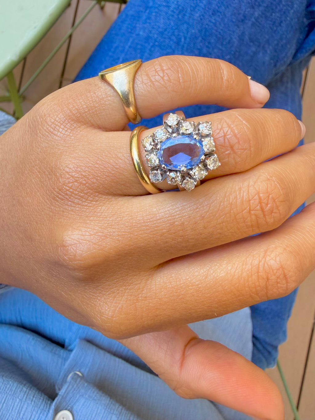 « Bianca » Bague entourage en or blanc saphir Ceylan et diamants