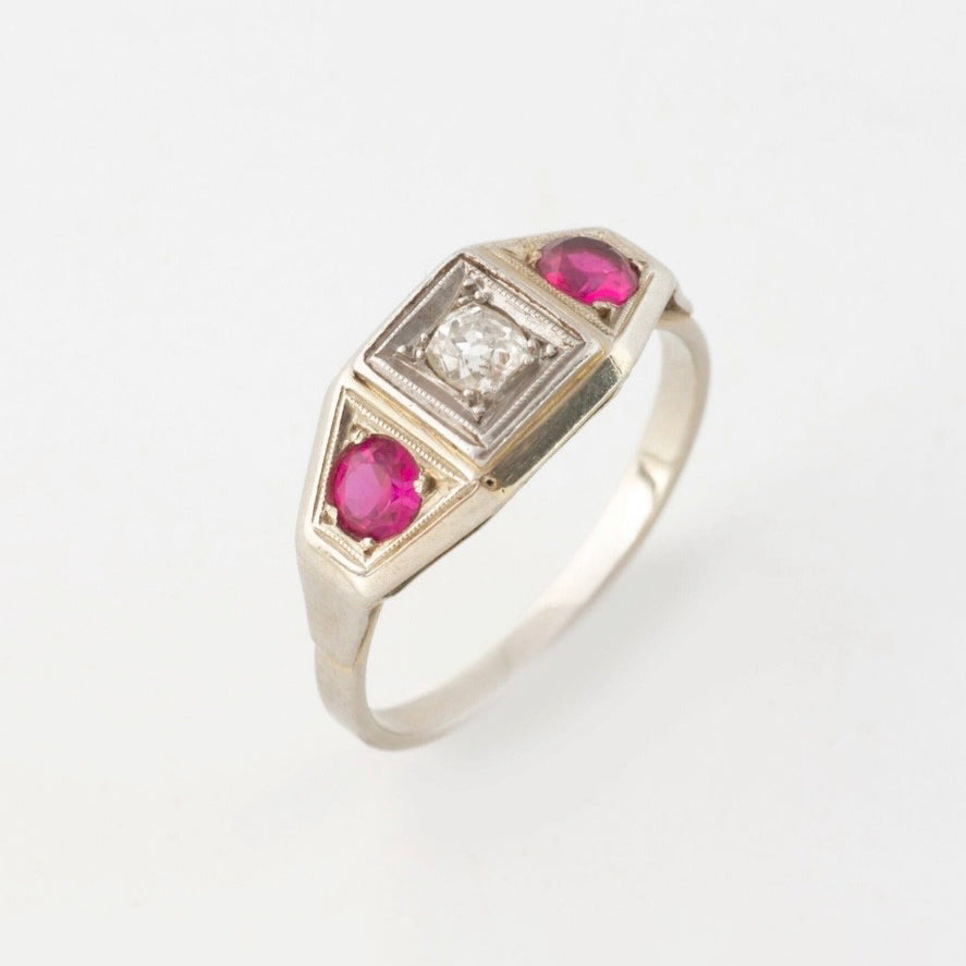 Bague Art déco en or blanc, platine, rubis et diamants
