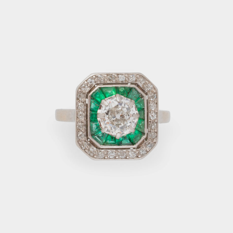 Bague Art déco en platine, émeraudes et diamants