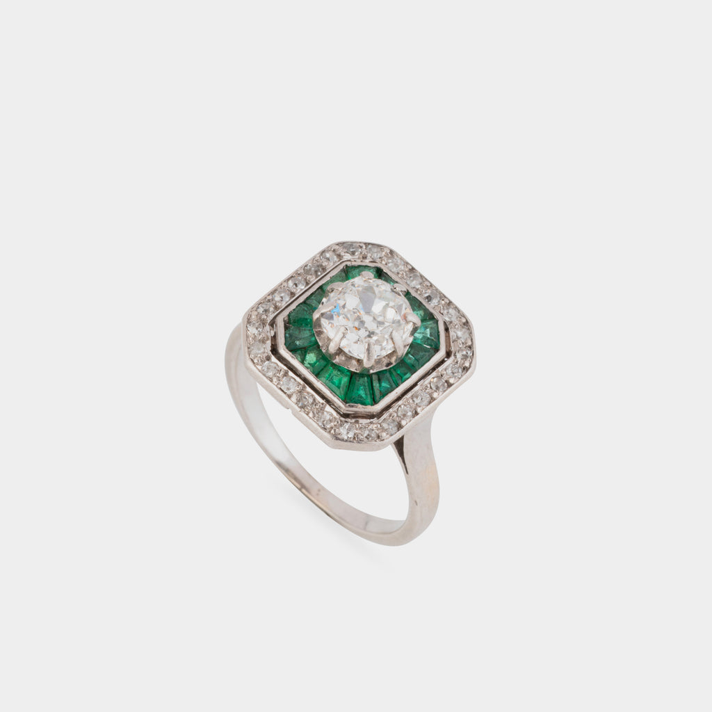 Bague Art déco en platine, émeraudes et diamants