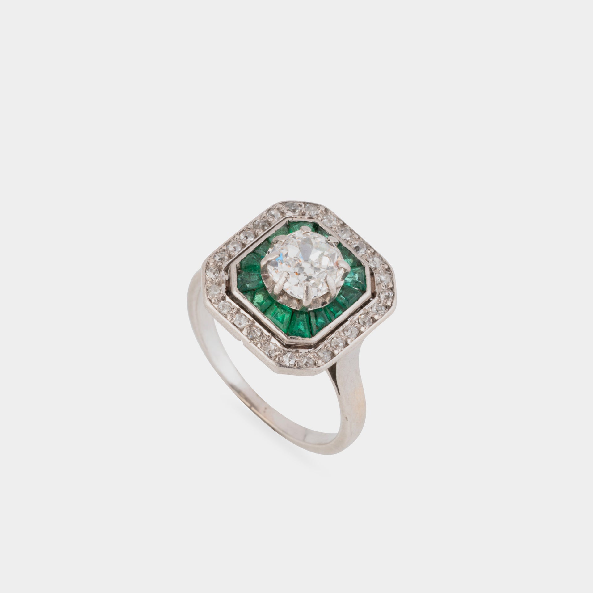Bague Art déco en platine, émeraudes et diamants