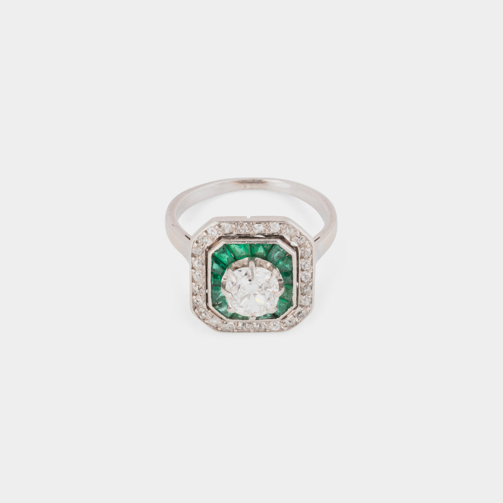 Bague Art déco en platine, émeraudes et diamants