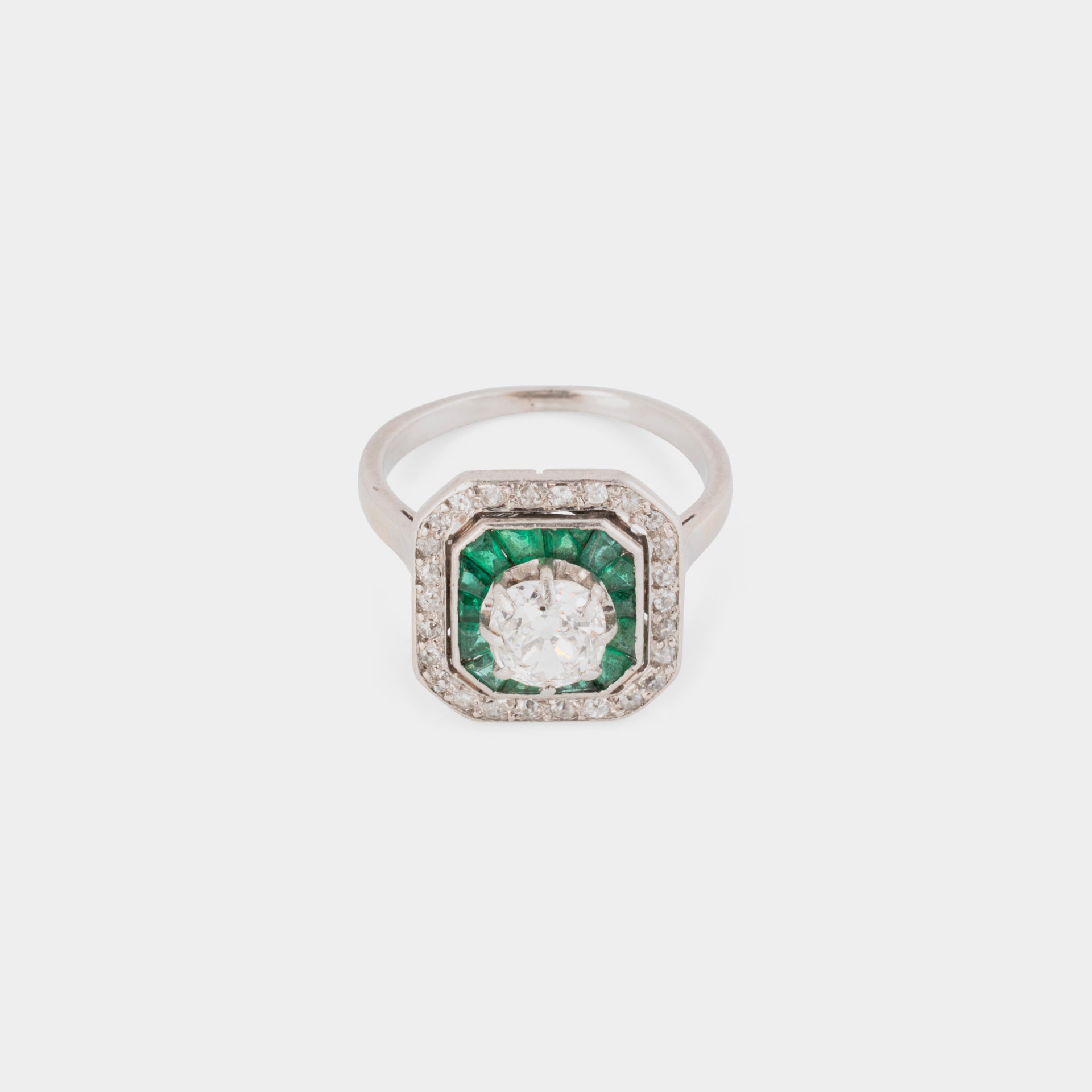 Bague Art déco en platine, émeraudes et diamants