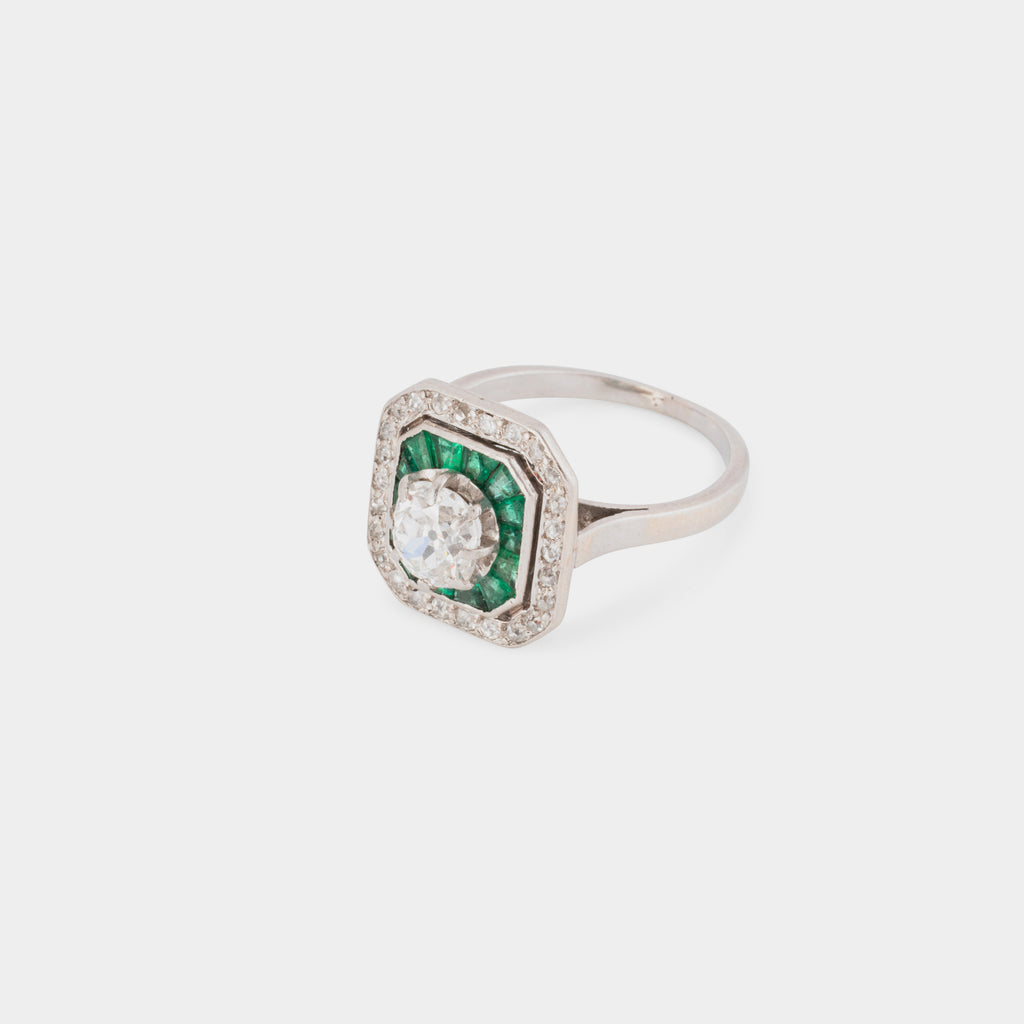 Bague Art déco en platine, émeraudes et diamants