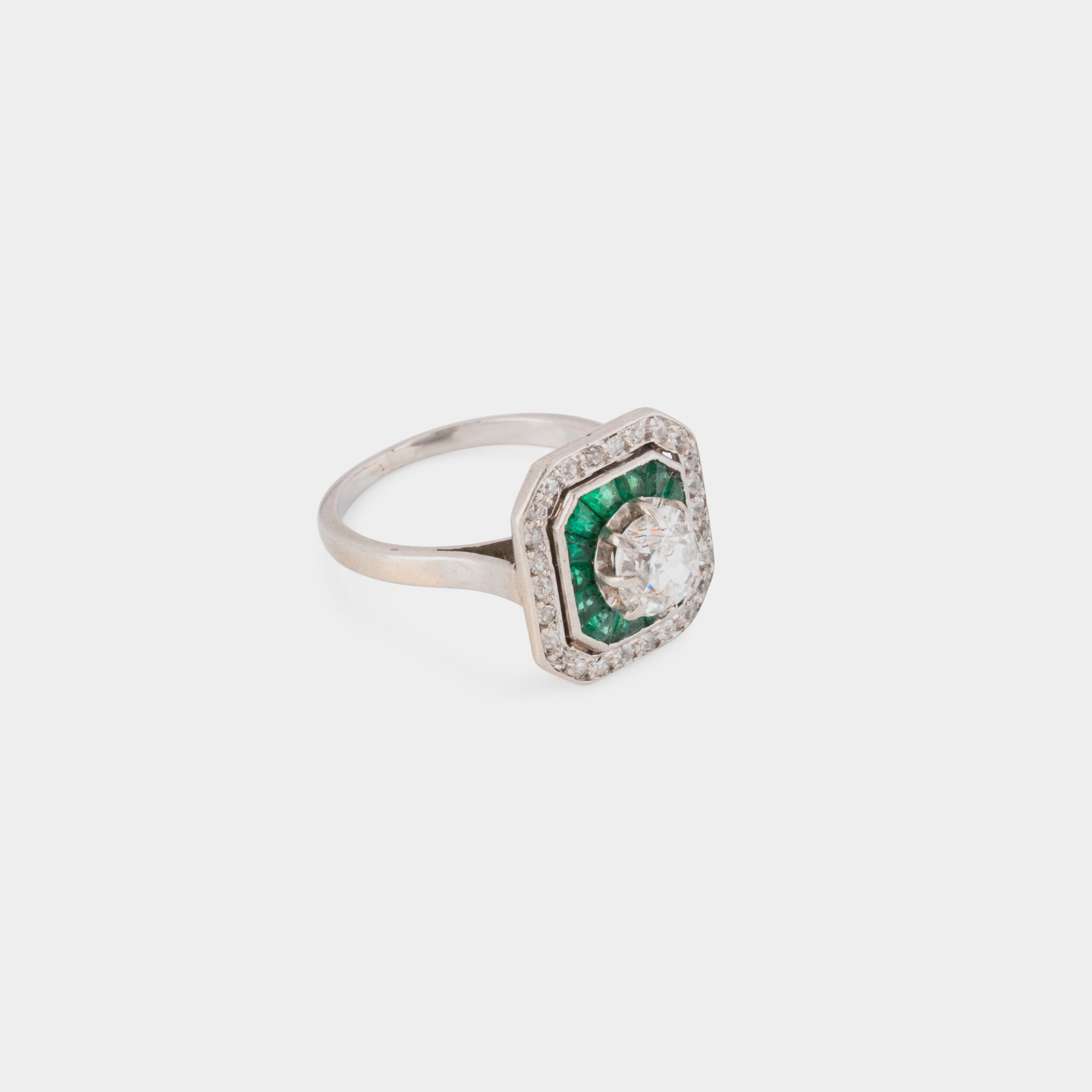 Bague Art déco en platine, émeraudes et diamants