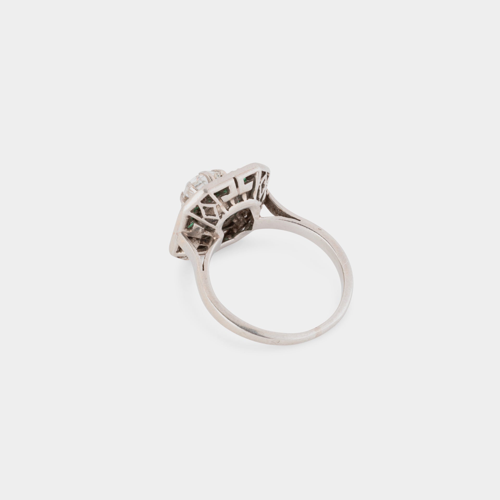 Bague Art déco en platine, émeraudes et diamants