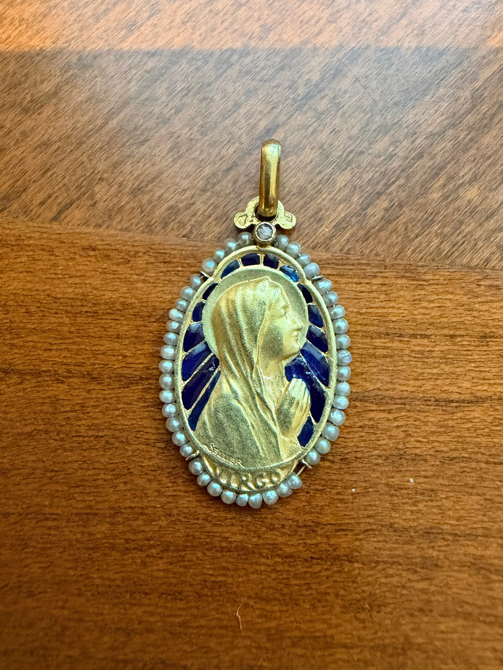 Médaille de la Sainte Vierge Marie en or jaune émail et perles fines