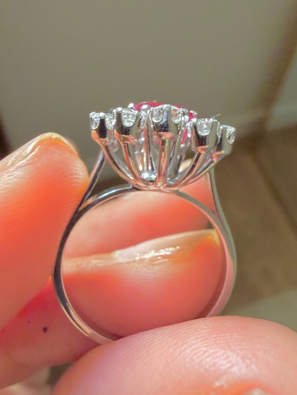 "Albane" Bague en or blanc, rubis et diamants