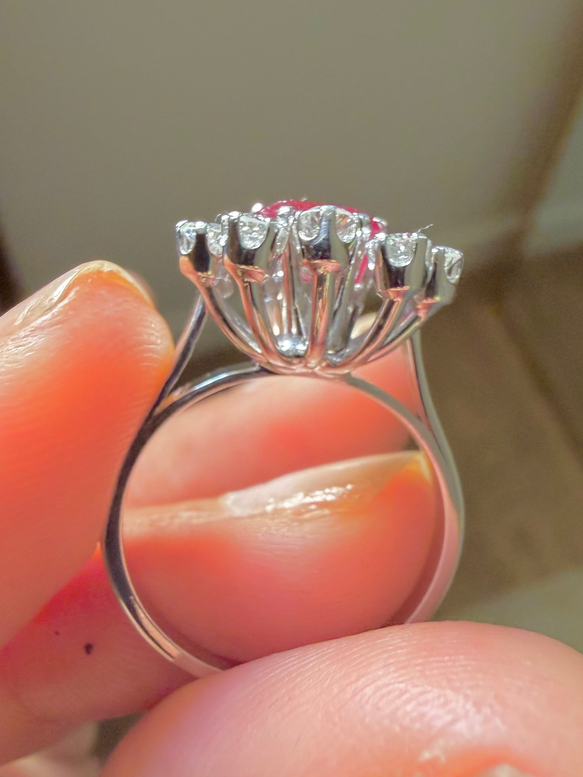 "Albane" Bague en or blanc, rubis et diamants