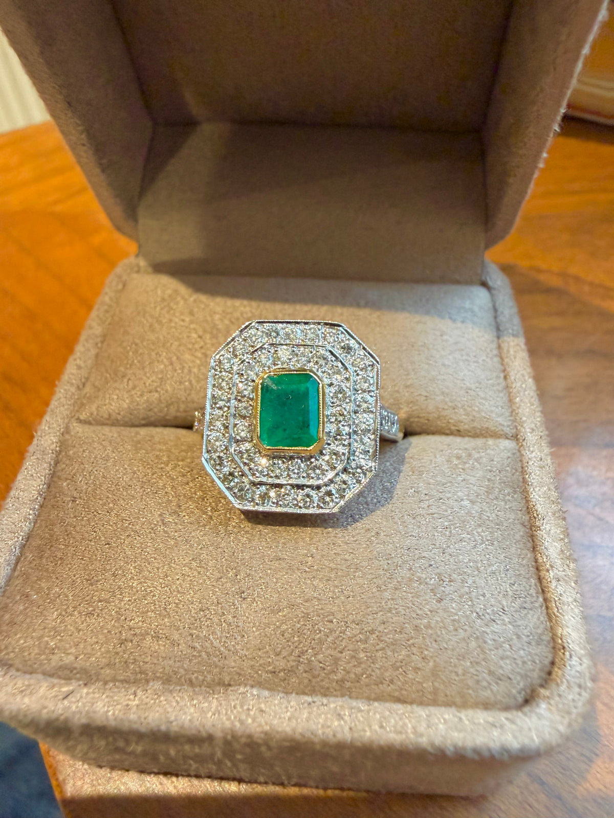« Isabelle » Bague entourage en or émeraude et diamants