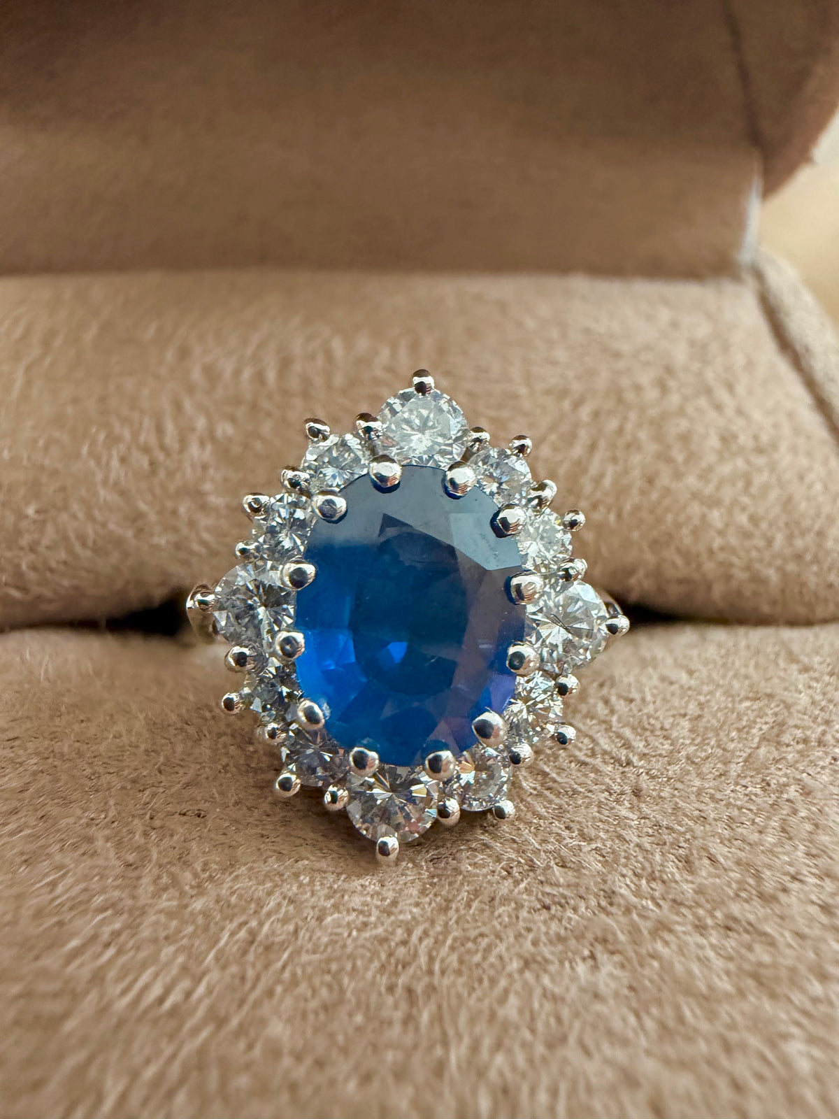 "Blandine" Bague Pompadour en or blanc, saphir et diamants