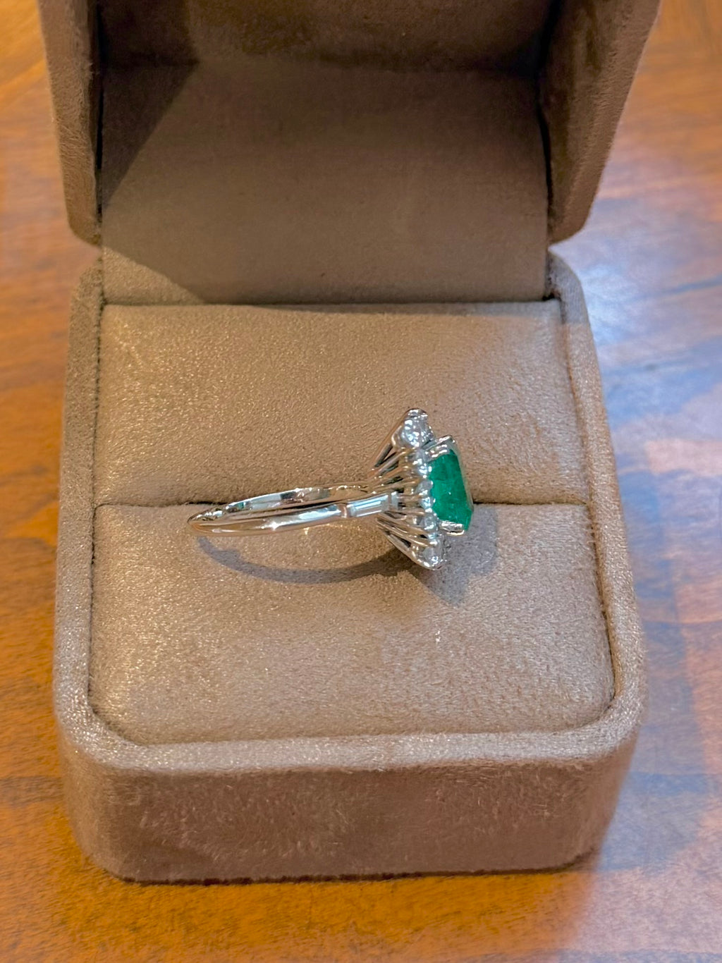 "Agnes" Bague en or blanc, émeraude et diamants