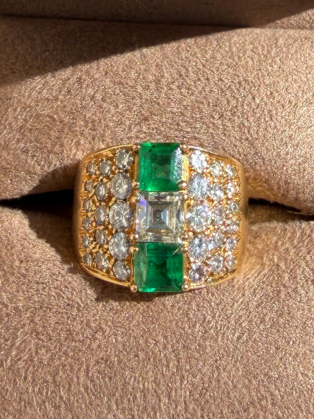 "Candice" Bague Bandeau en or jaune, émeraudes et diamants