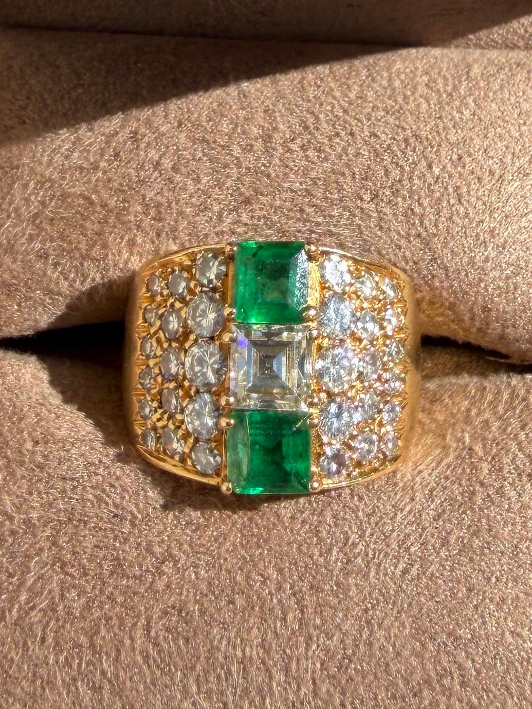 "Candice" Bague Bandeau en or jaune, émeraudes et diamants