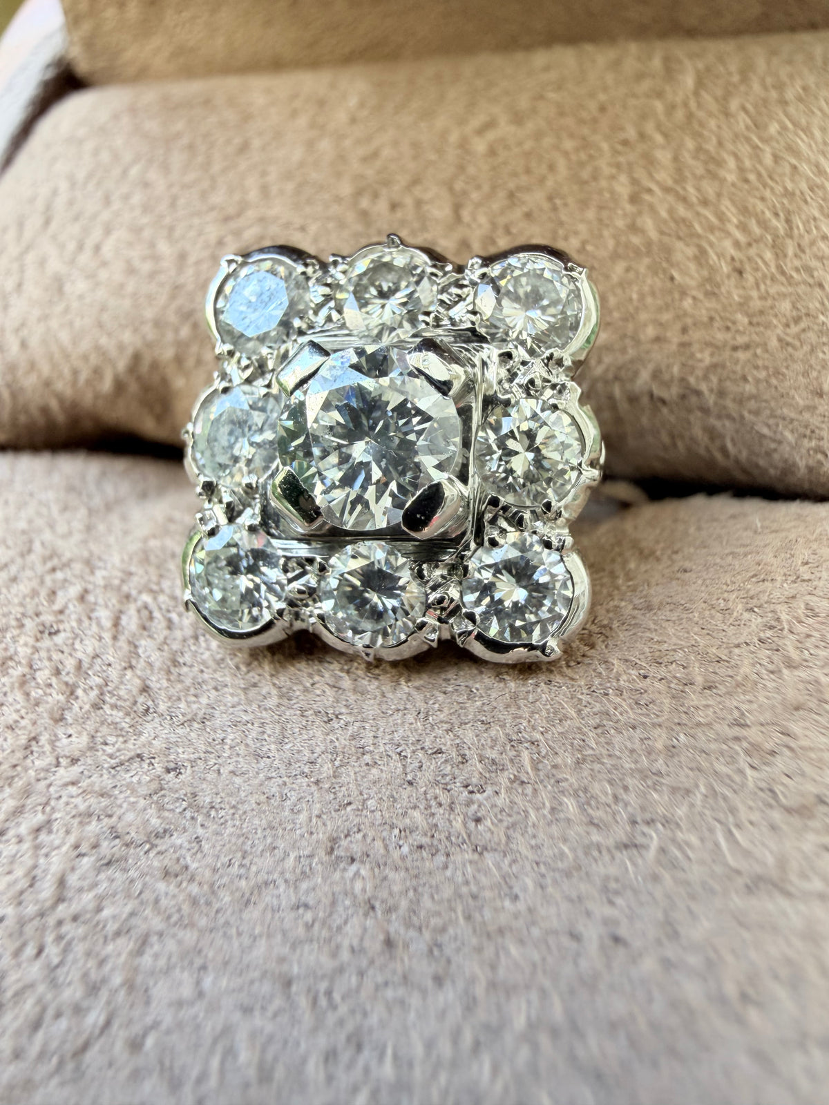 "Loup" Bague entourage art déco en platine et diamants