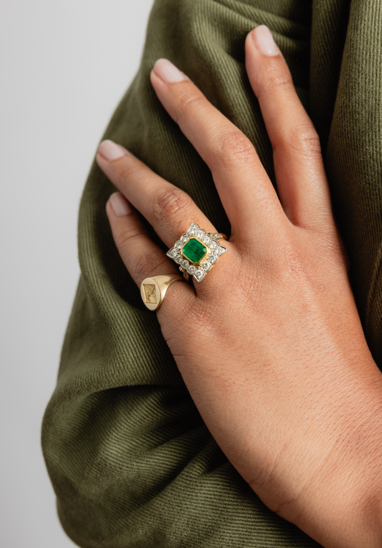 "Agathe" Bague entourage en or émeraude et diamants