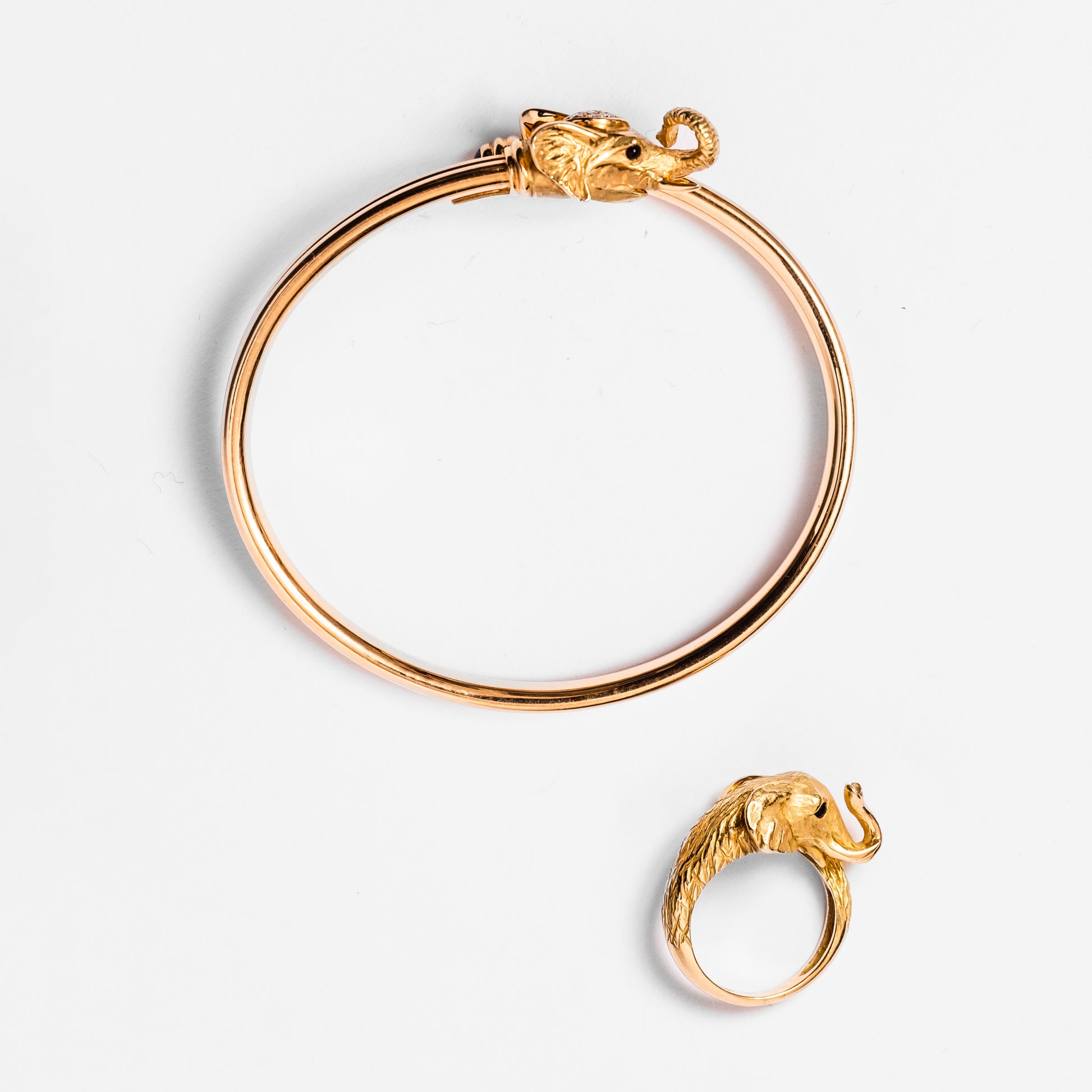 Bracelet JEAN ET PIERRE BELLIN Éléphant en or jaune, saphir, onyx et diamants