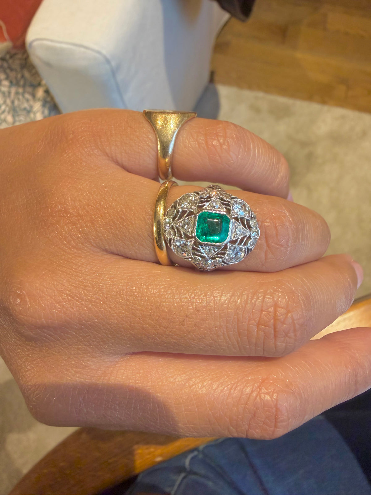 " Marie" Bague entourage dentelle en or blanc émeraude et diamants
