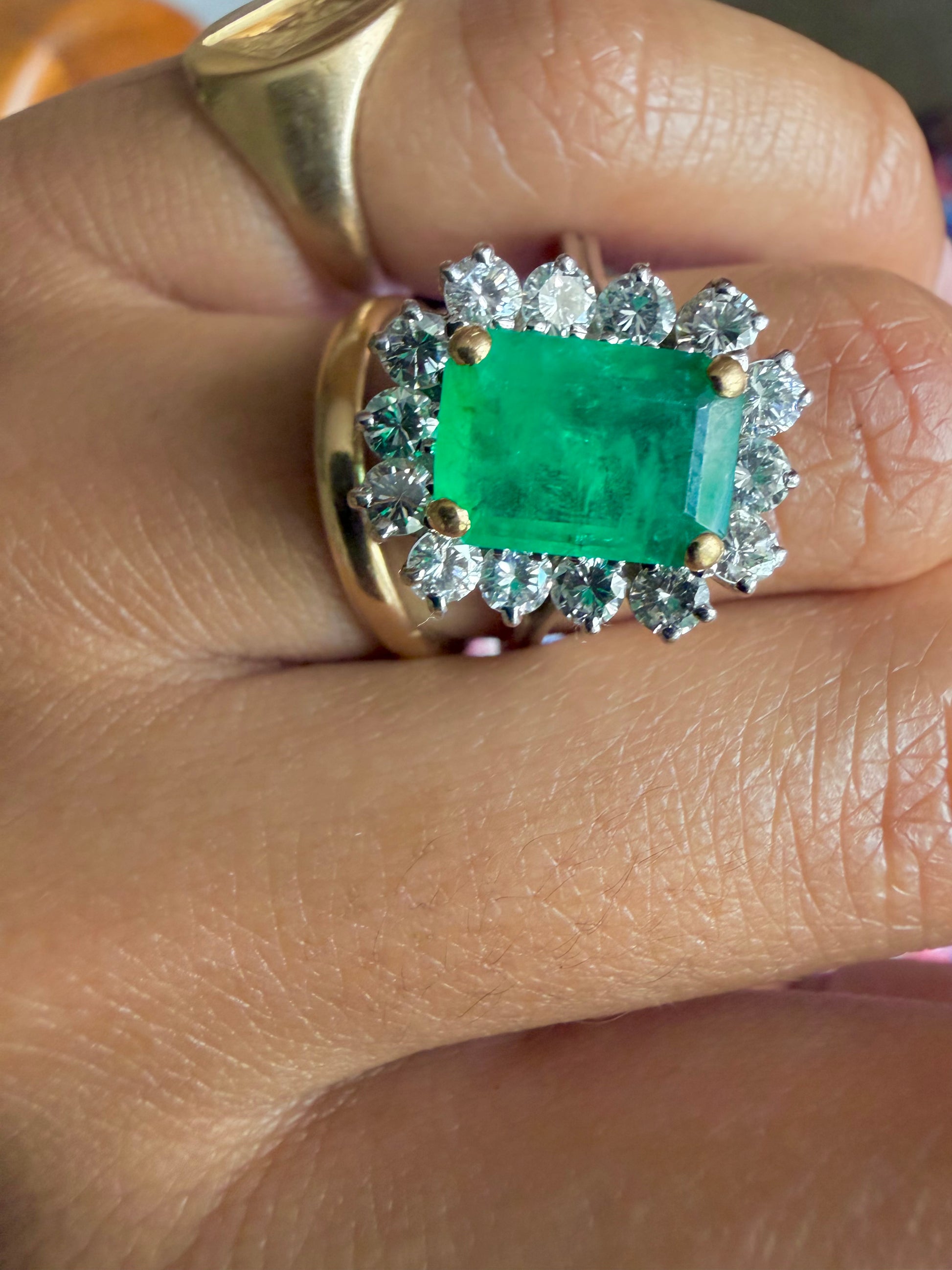 '' Emilie"  Bague entourage en or blanc émeraude et diamants