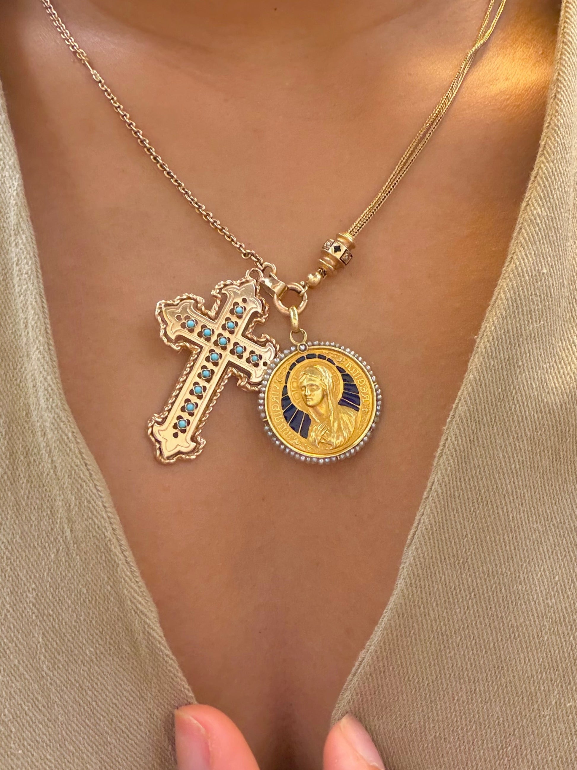 Médaille ancienne Sainte Vierge Marie en or jaune, émail et perles fines