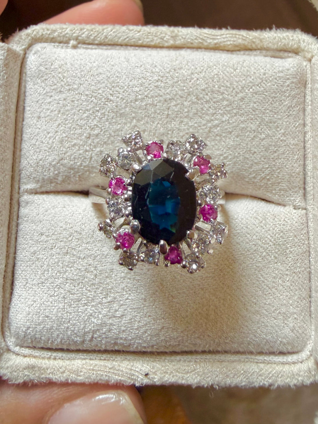 « Anne » Bague en or blanc, saphir rubis et diamants