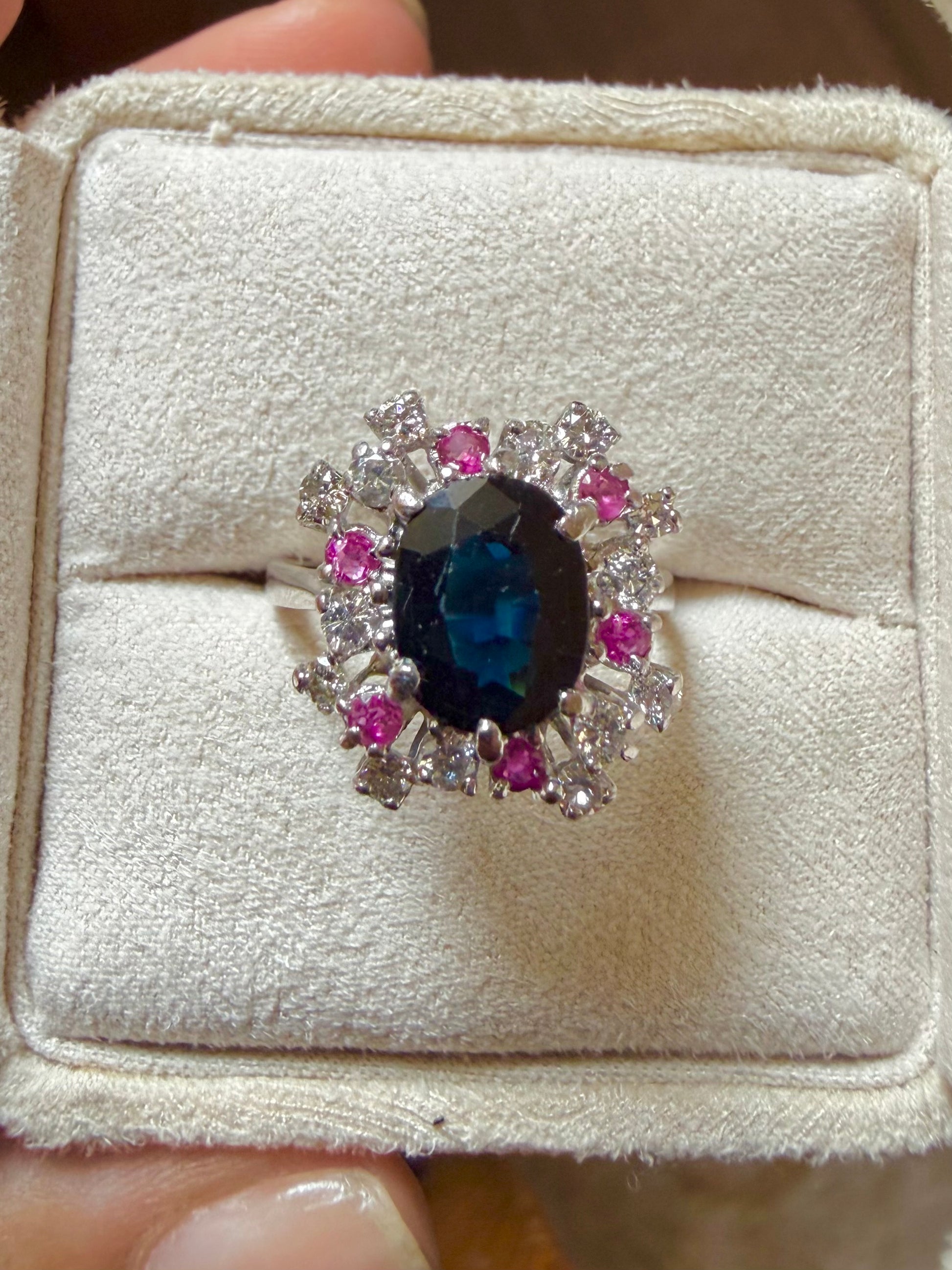 « Anne » Bague en or blanc, saphir rubis et diamants