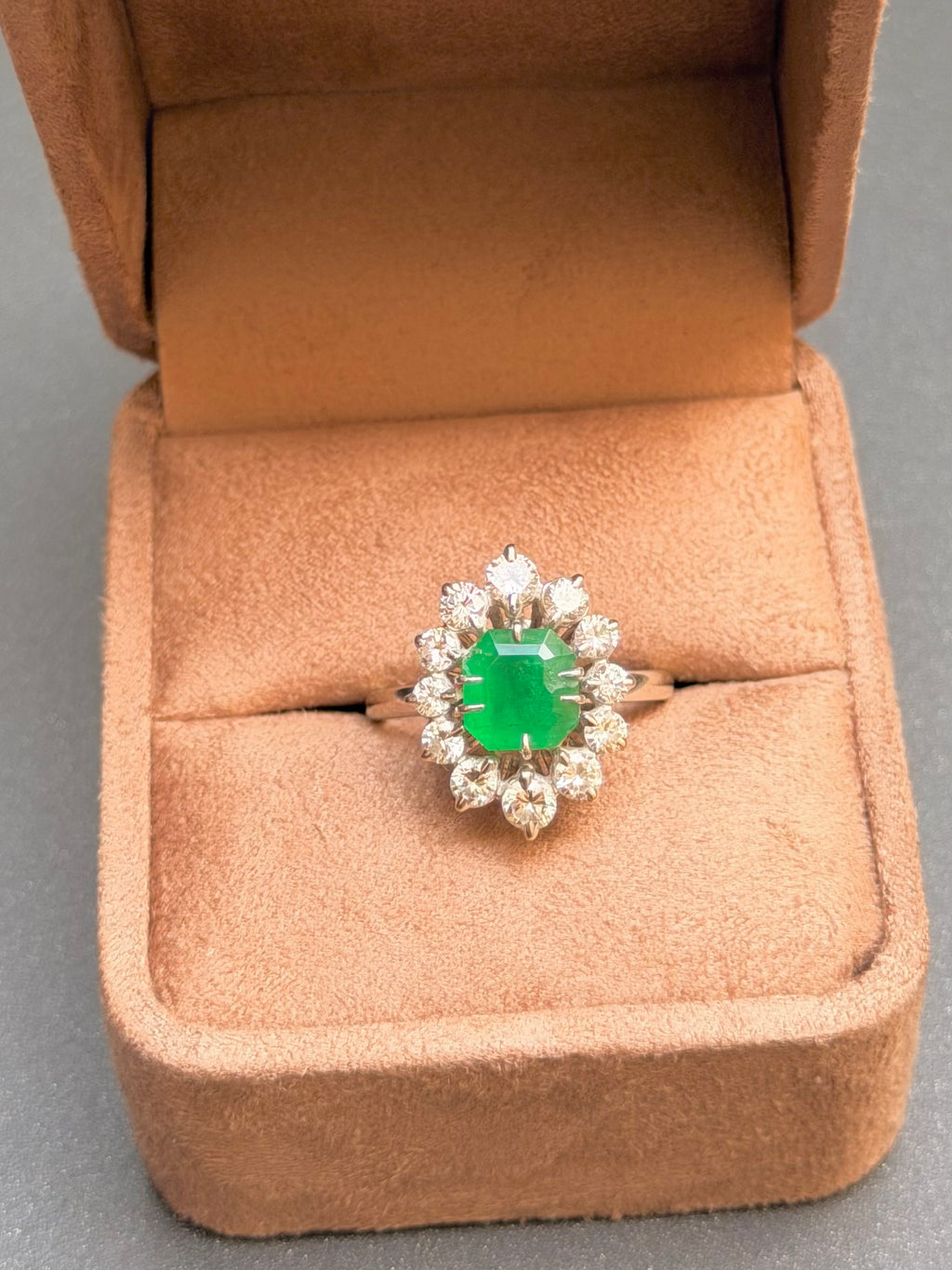 "Maud" Bague Pompadour en or blanc émeraude et diamants