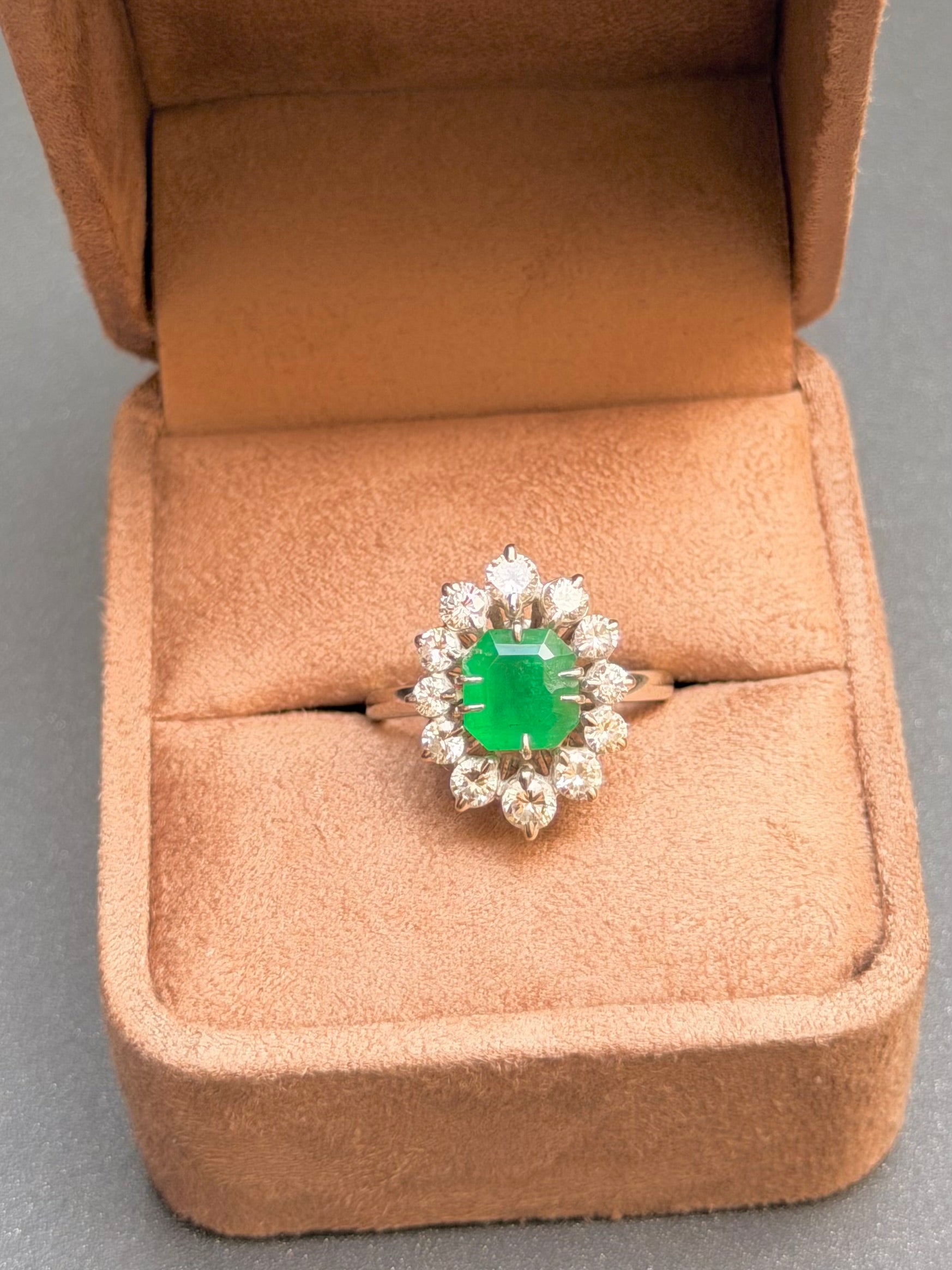"Maud" Bague Pompadour en or blanc émeraude et diamants