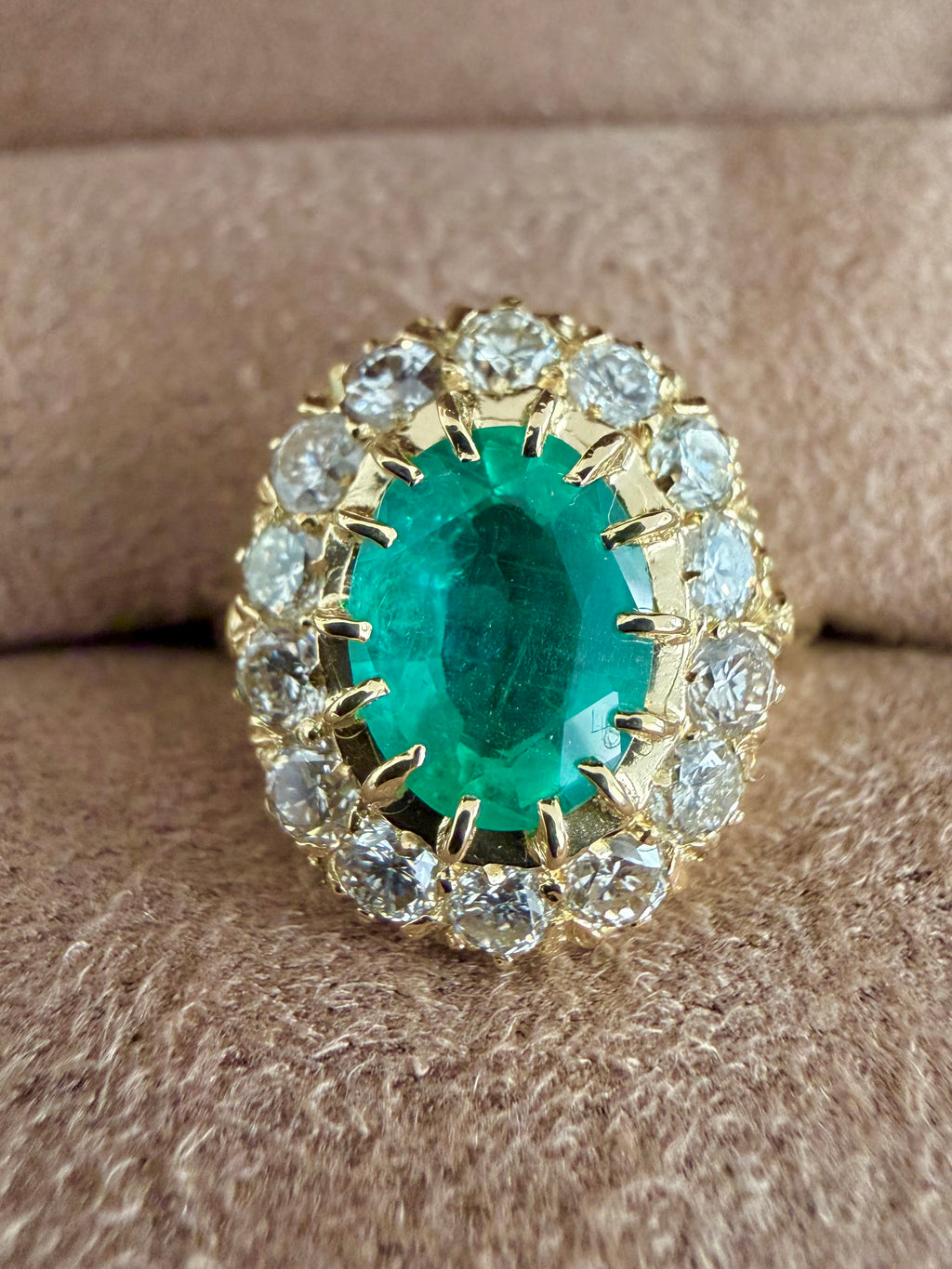 « Garance » Bague Pompadour en or jaune, émeraude et diamants