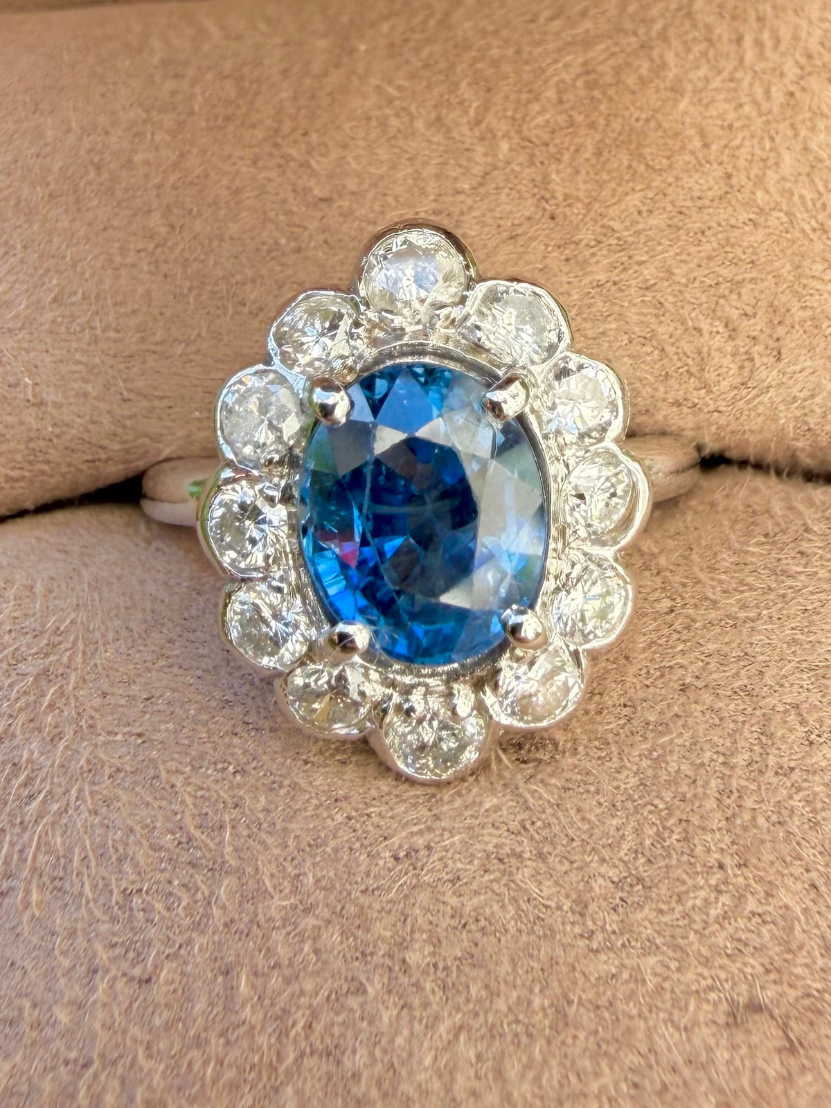 "Judith" Bague Pompadour en or blanc, saphir et diamants