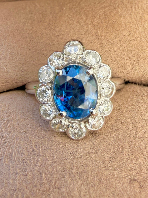 "Judith" Bague Pompadour en or blanc, saphir et diamants