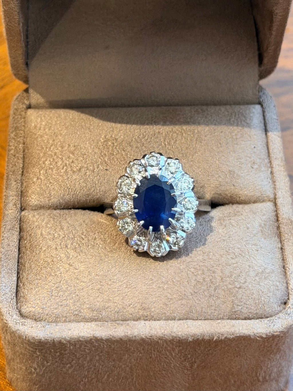 « Suzon » Bague Marguerite en or blanc, saphir et diamants