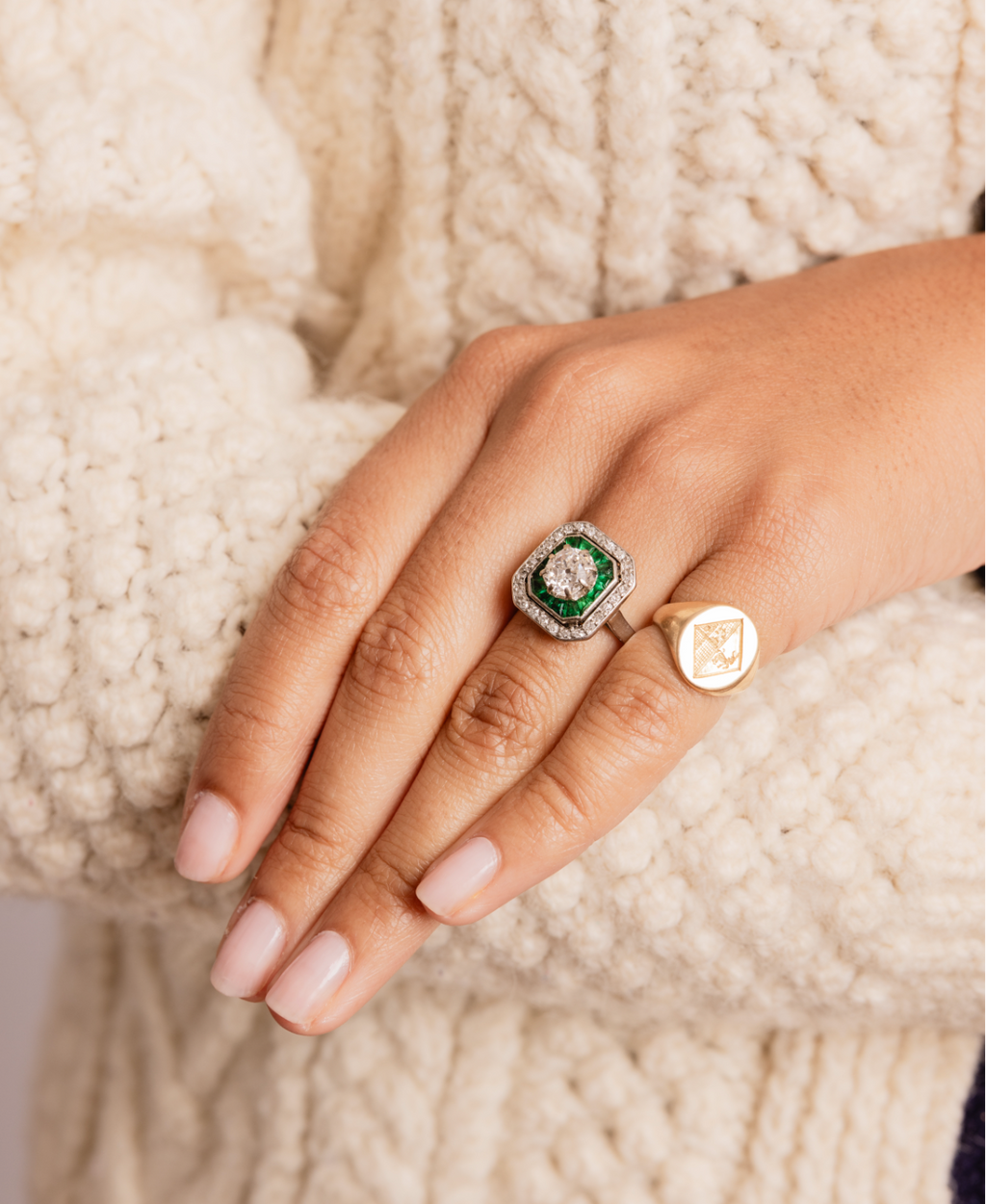 "Aliénor" Bague Art déco en platine, émeraudes et diamants