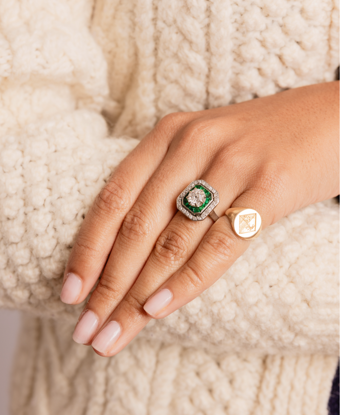 "Aliénor" Bague Art déco en platine, émeraudes et diamants