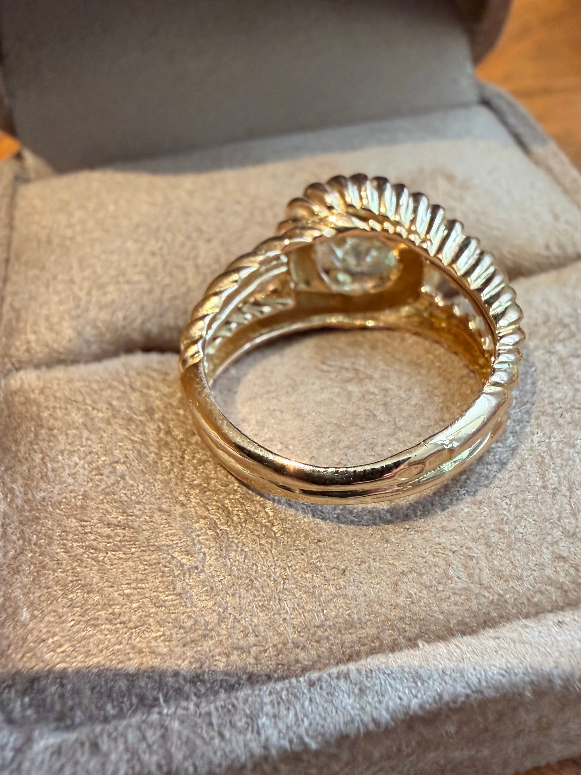 "Isabelle" Bague jonc torsadé en or rose et diamant