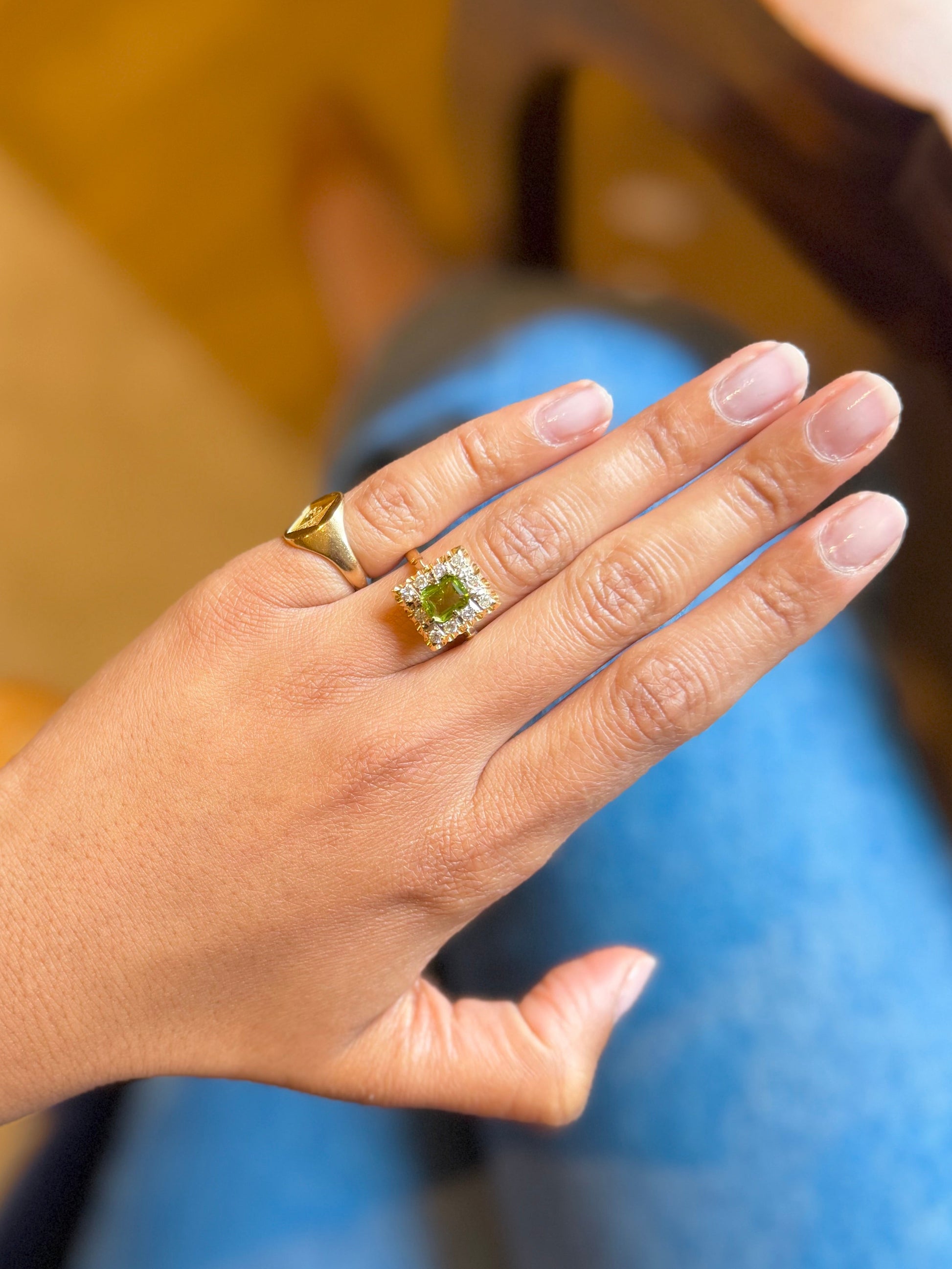 "Amandine" Bague entourage en or jaune, péridot et diamants