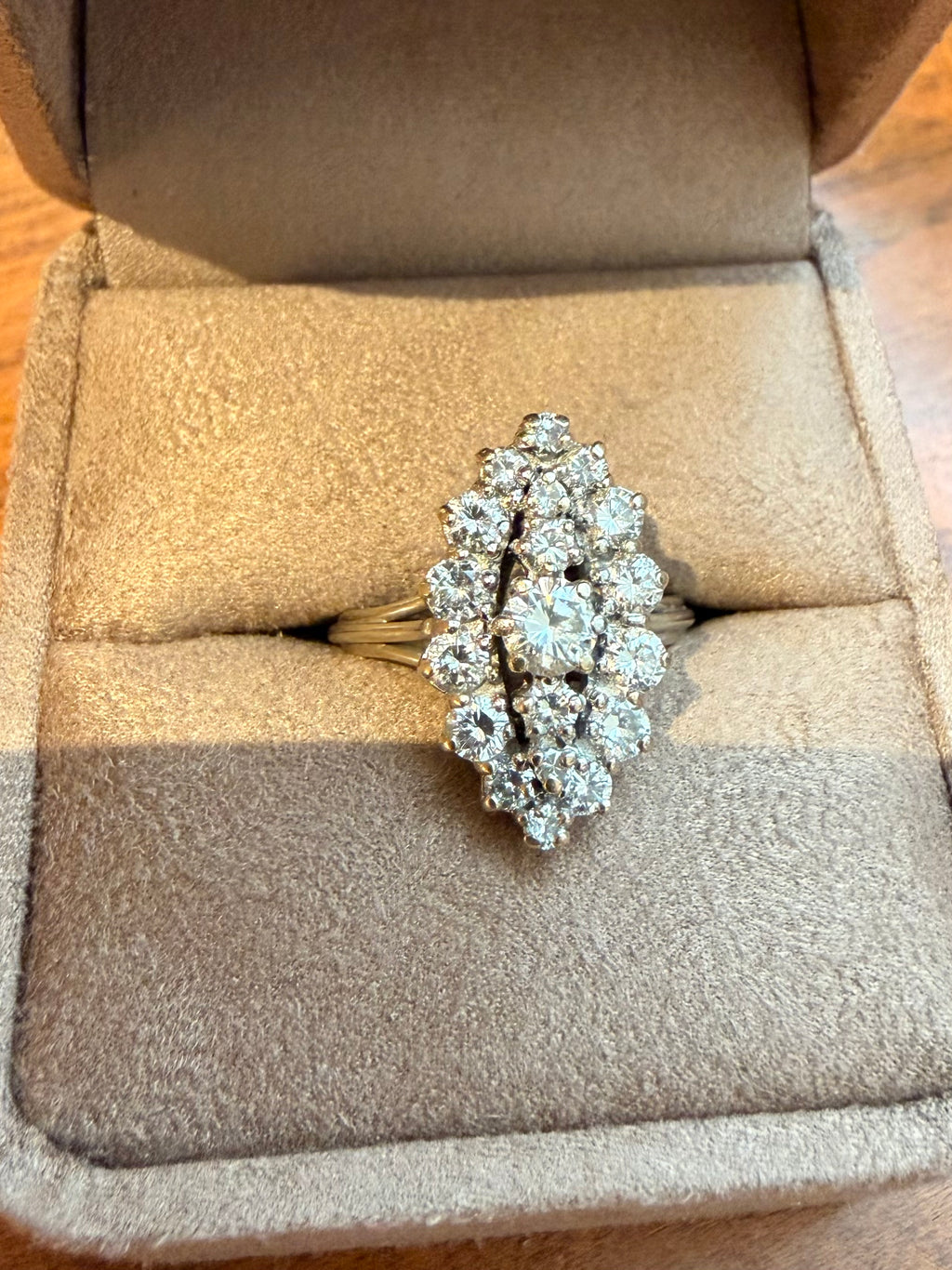 "Constance" Bague Marquise en or blanc et diamants 1.80 carats
