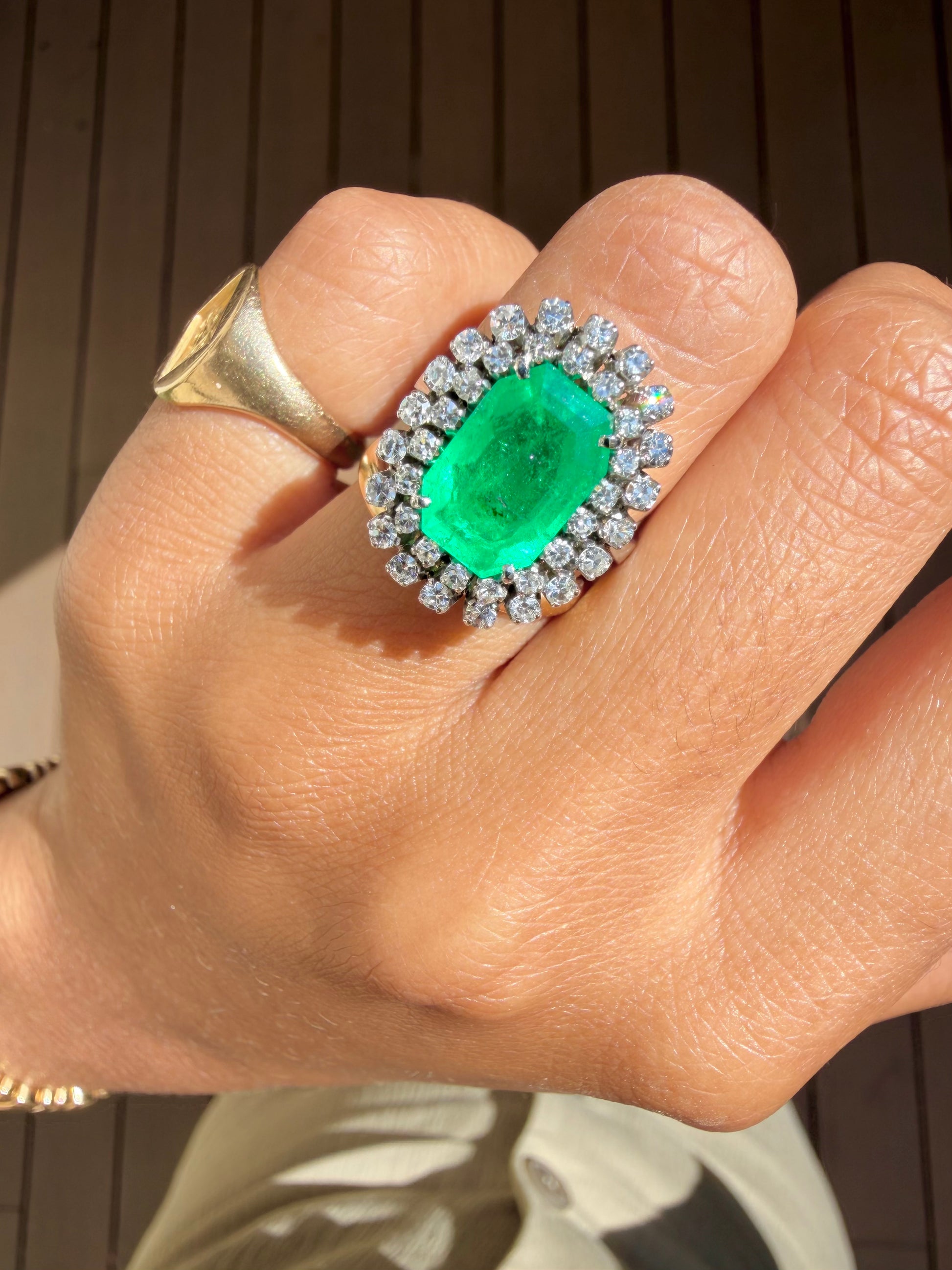 "Aurore" Bague Pompadour en or blanc, émeraude et diamants