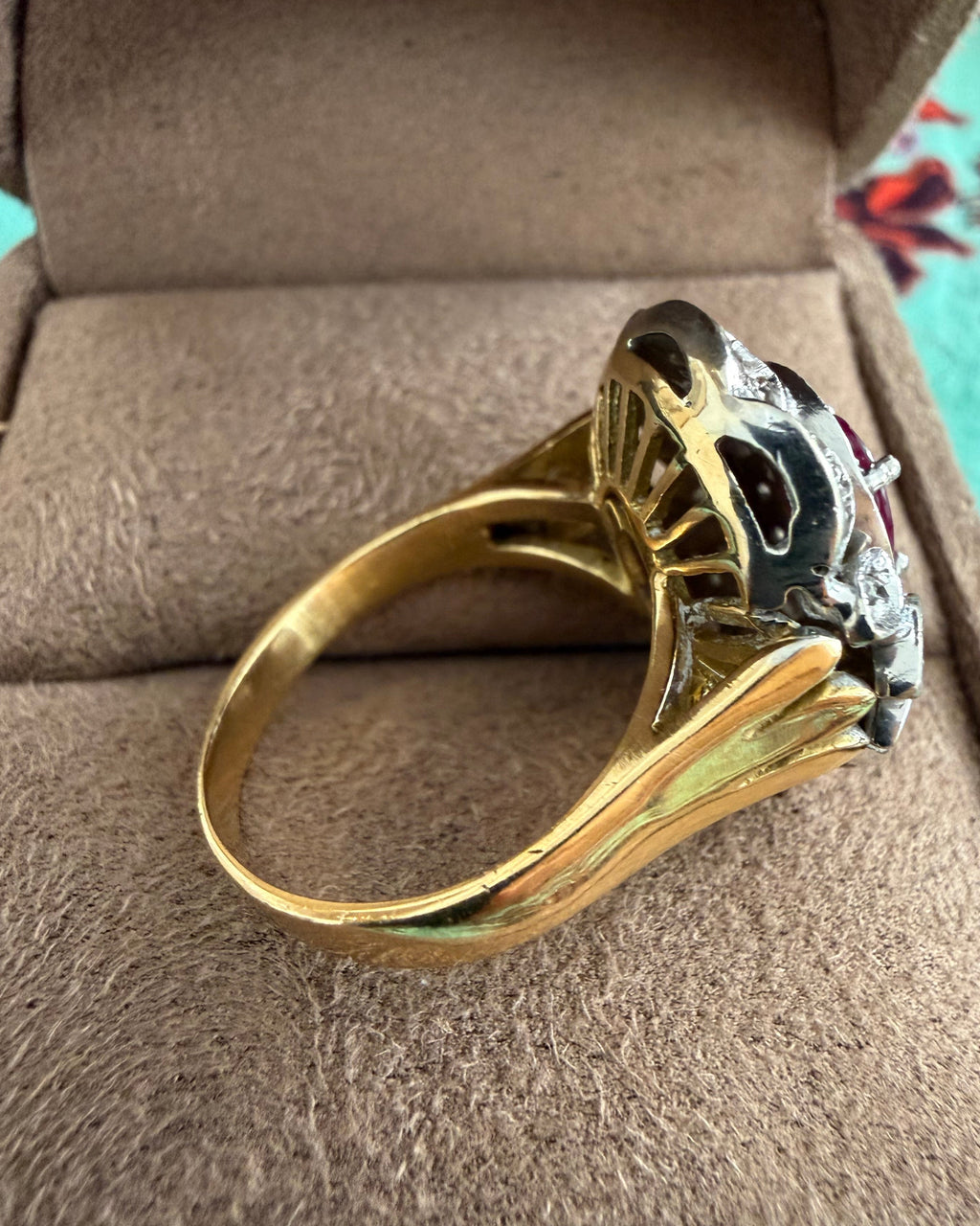 " Paola" Bague Pompadour en or blanc rubis et diamants