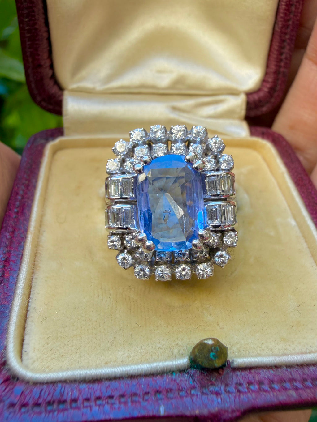 « Bérénice » Bague Pompadour en or blanc saphir Ceylan et diamants