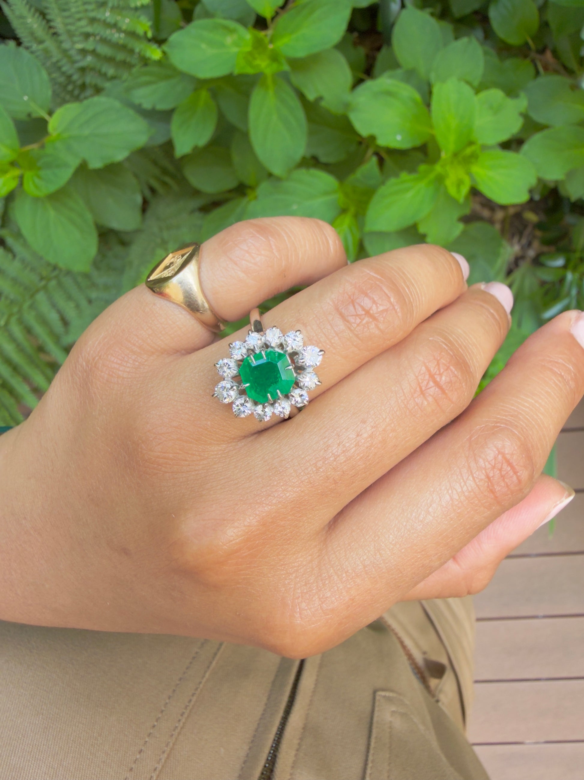 "Maud" Bague Pompadour en or blanc émeraude et diamants