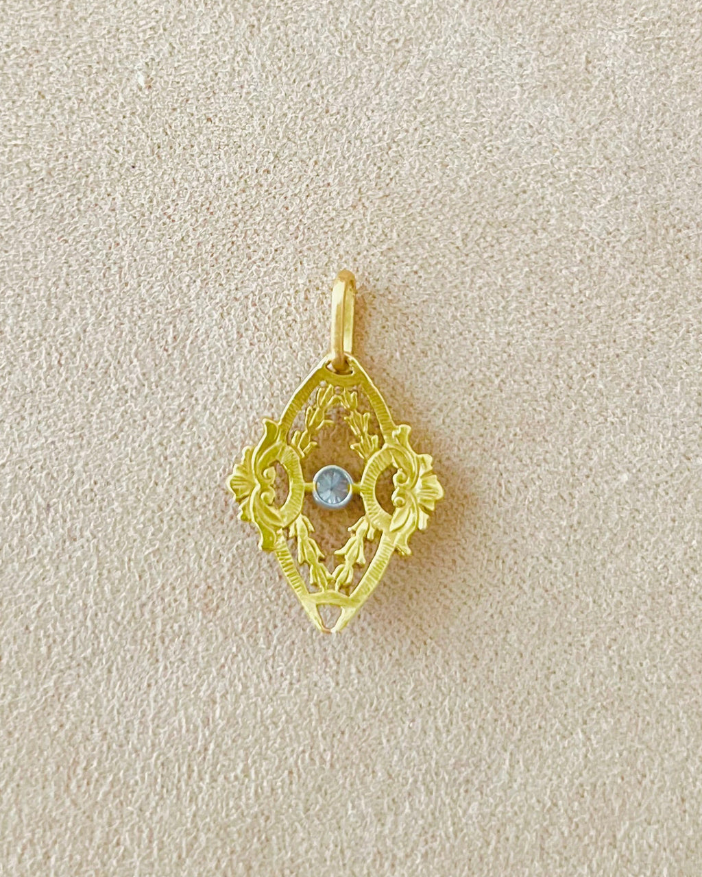 Art Deco pendant in yellow gold, enamel and diamond