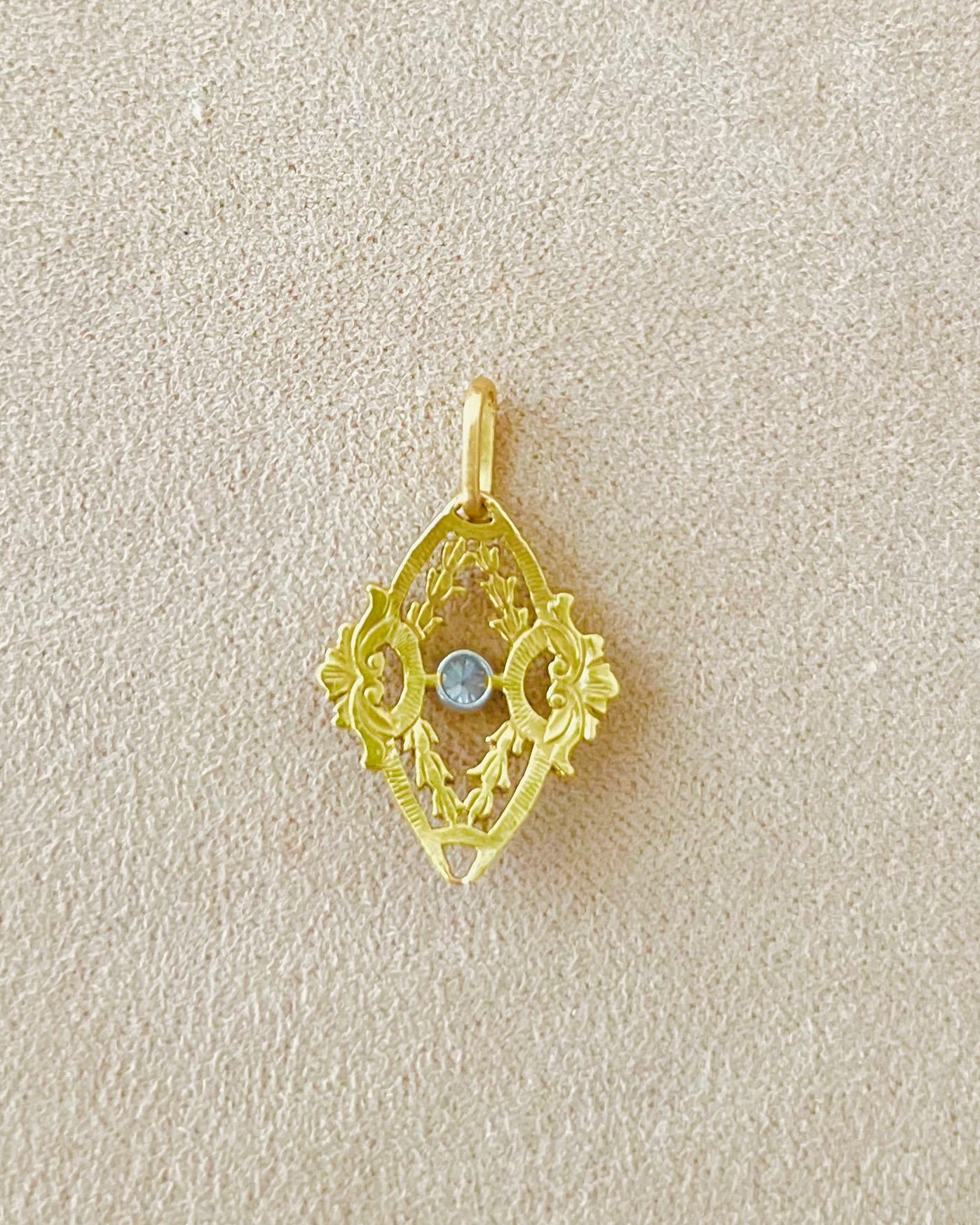Art Deco pendant in yellow gold, enamel and diamond