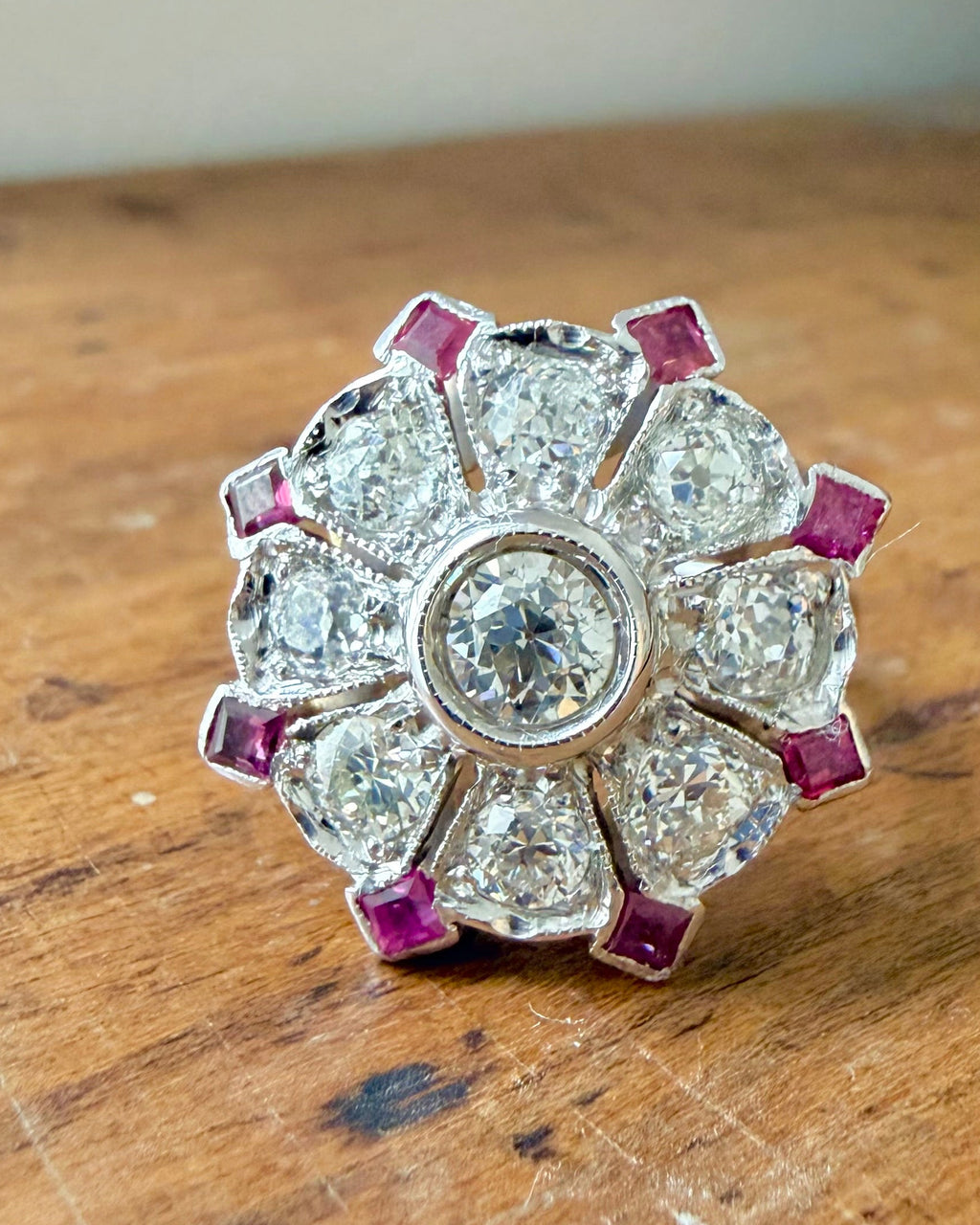 "Charlotte" Bague art déco en or blanc diamants et rubis