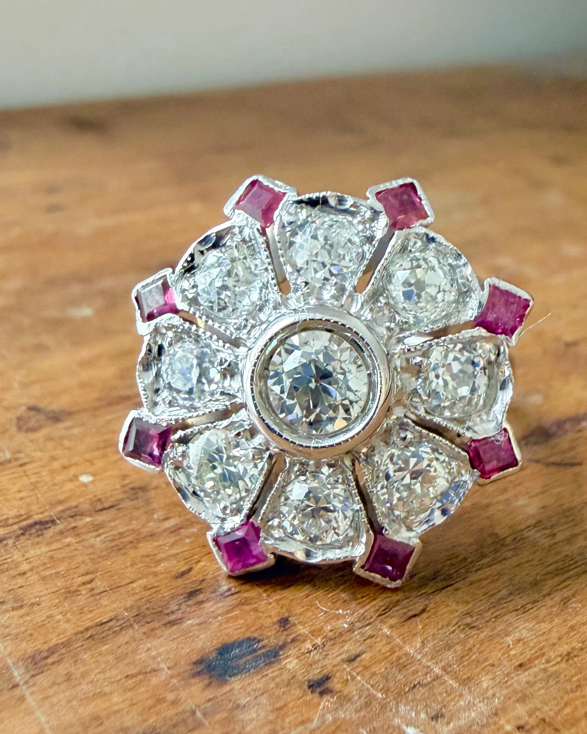 "Charlotte" Bague art déco en or blanc diamants et rubis