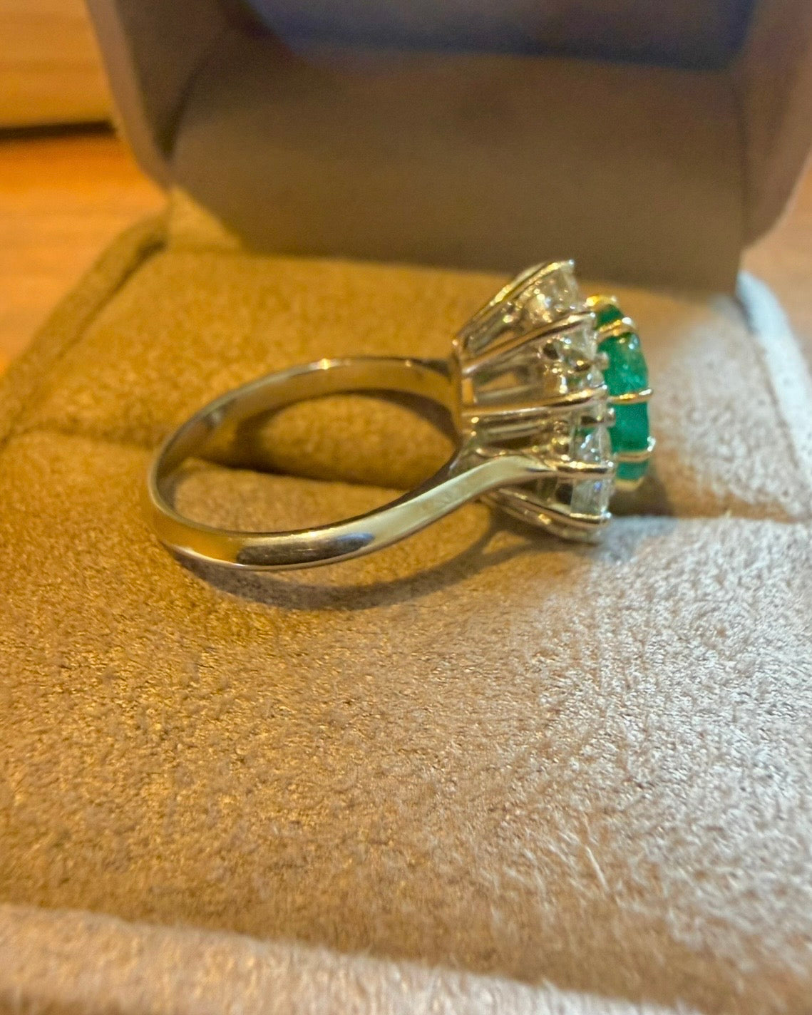 « Capucine » Bague Marguerite en or, émeraude et diamants