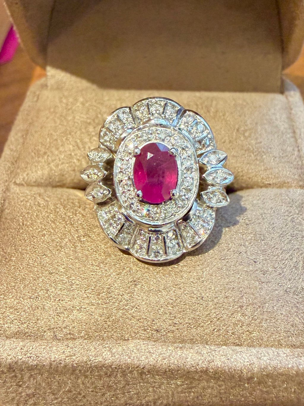 " Paola" Bague Pompadour en or blanc rubis et diamants