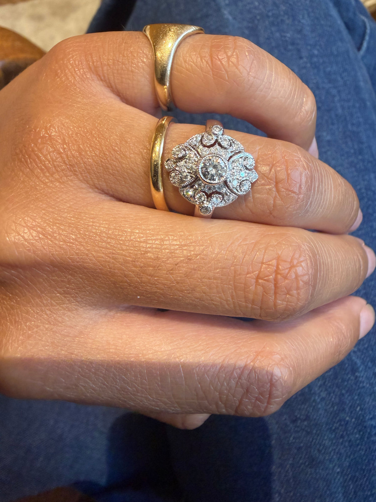 "Colombine" Bague entourage en or blanc et diamants